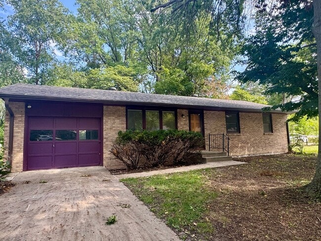 Building Photo - 3 bedroom, 2 bath in NE Lincoln