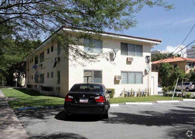 Foto del edificio - 234 Santillane Ave