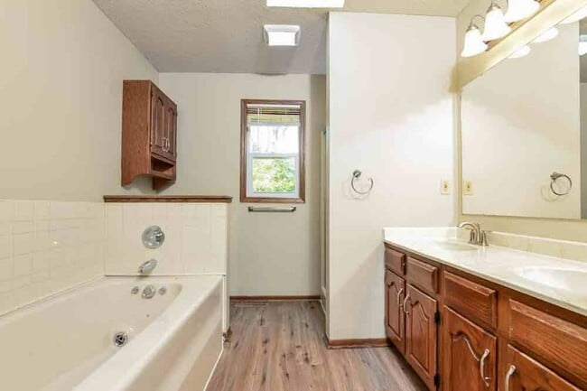 Foto del edificio - 8294 Lakewood Dr N