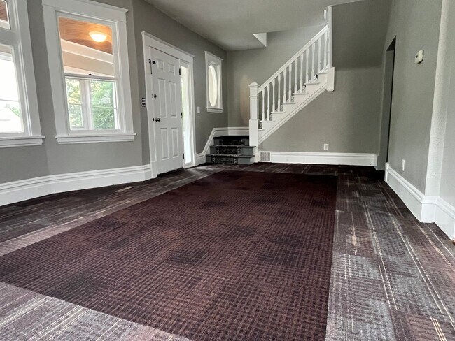 Building Photo - Amazing 3 Bedroom 1 Bathroom Home in West St. Paul