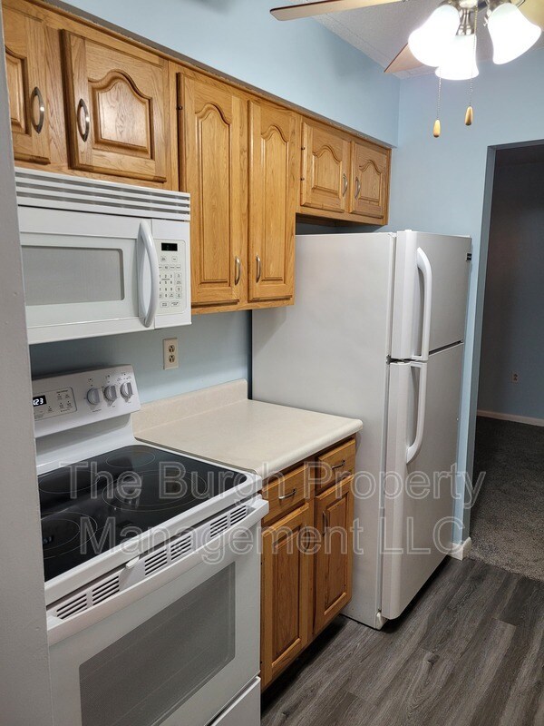 Building Photo - 2160 Greentree Rd