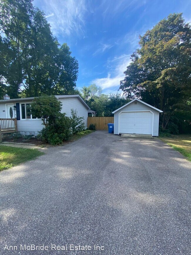 Building Photo - 3 br, 2 bath House - 184 Browning Rd.