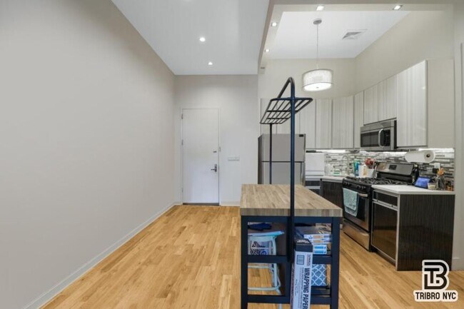 Foto del edificio - 3 bedroom in ASTORIA NY 11106