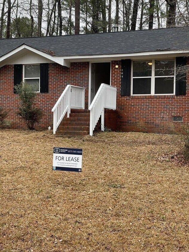 Primary Photo - NOW AVAILABLE! - 204 Chesterfield Ct, Lees...