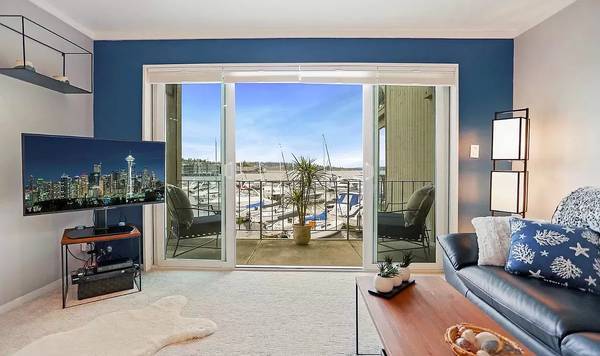 Living room - 65 Kirkland Ave