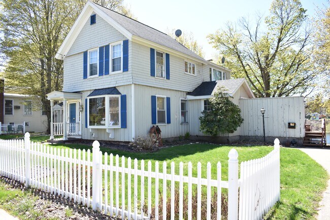 Front - 172 S 1st St