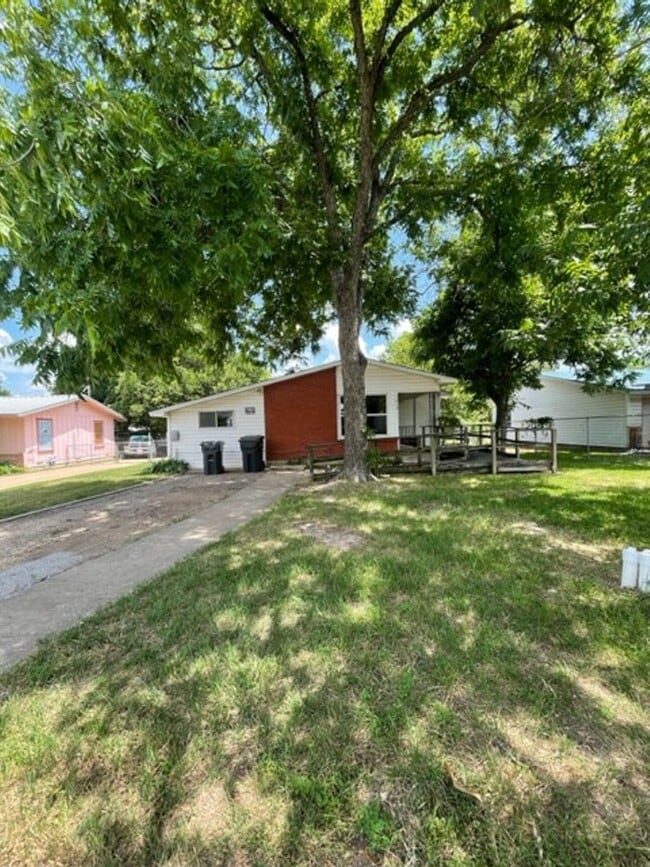 Building Photo - 1512 Bryan Ave