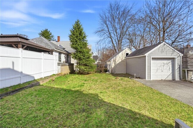 Foto del edificio - 1169 Chalkstone Ave