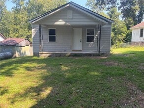 Building Photo - 523 Oakwood Ave