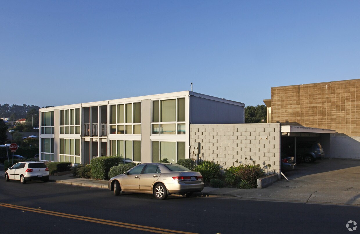 Building Photo - 1290 Sullivan Ave