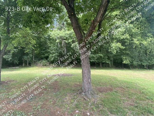 Building Photo - 923 Oak Vale Dr
