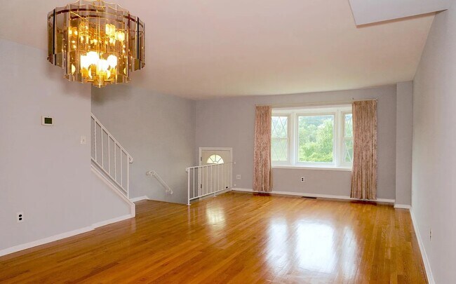 Foto del edificio - 945 Elm Rd