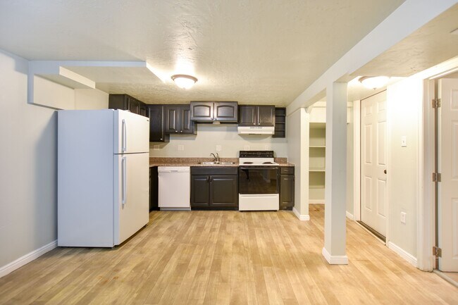 Building Photo - 270 E 400 N