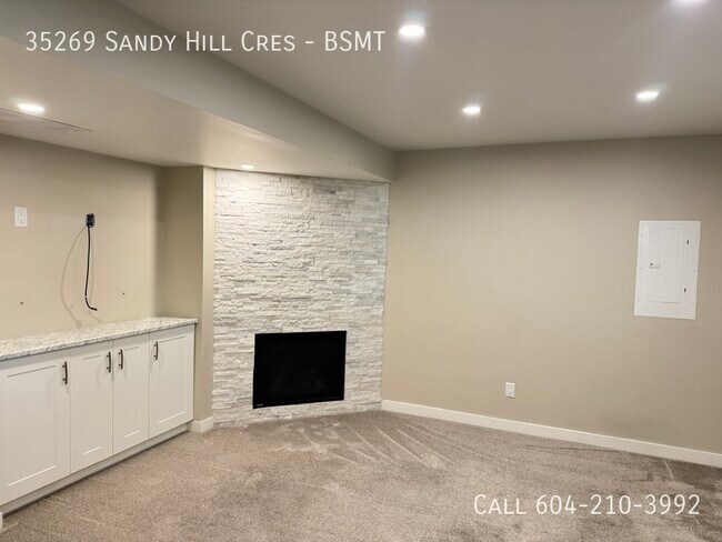 Photo du bâtiment - Beautiful Basement Suite