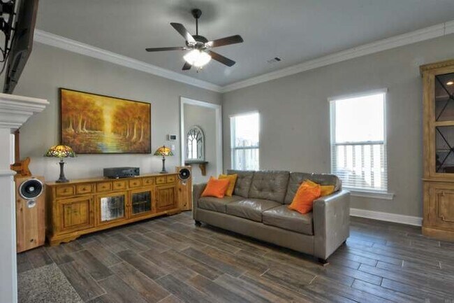 Foto del edificio - 6151 Lake Edge Dr