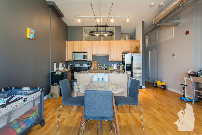 Foto del edificio - 740 W Fulton St