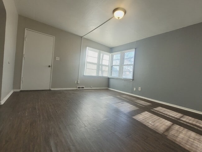 Building Photo - 922 W 4th St