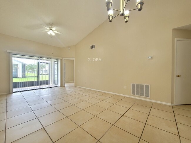 Building Photo - Spacious 3-Bed Townhome with 1st-Floor Mai...