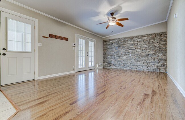 Building Photo - Well-Maintained 3 Bed Home with Spacious Backyard