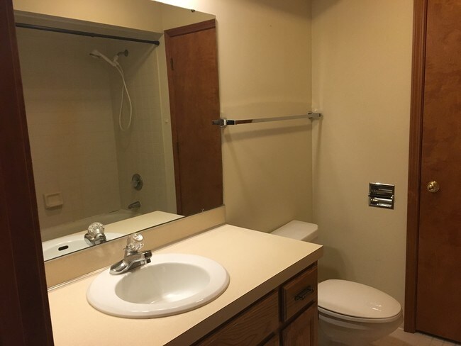 Hickory Manor Apartments Owosso Mi Two Bathrooms One With Tub Shower Combination The Other Bathroom Has A
