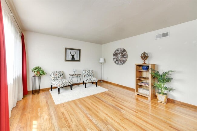 Living Room (20' x 13') - 1703 Russell Way