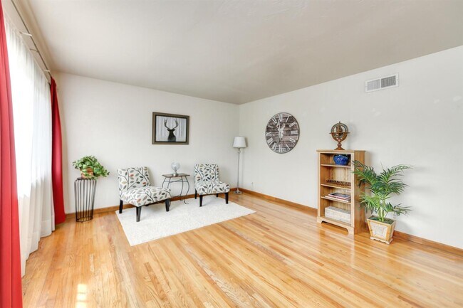 Sala de estar (20' x 13') - 1703 Russell Way