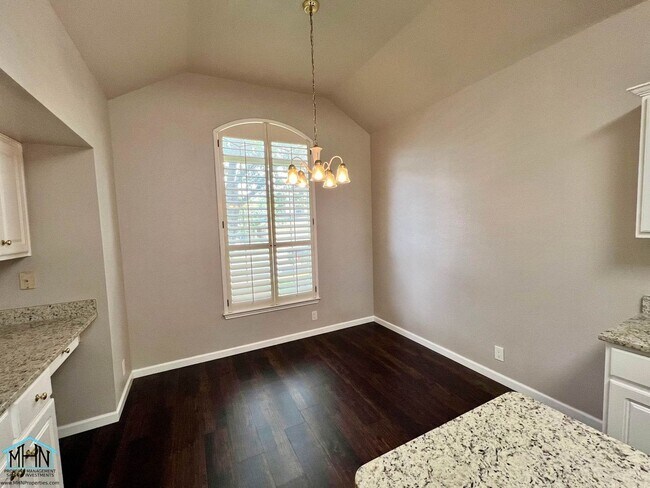 Foto del edificio - Incredible and beautifully landscaped,  3 ...