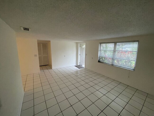Building Photo - 3/2/1 in Port Richey