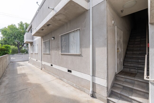 Foto del edificio - 1758 N Alexandria Ave