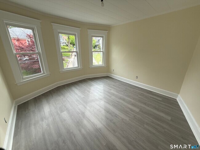 Foto del edificio - 82 Bunker Hill Ave
