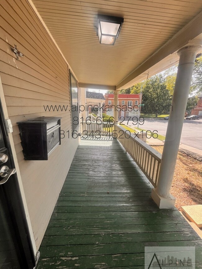 Building Photo - Cute HOUSE in Gillham Plaza, Gated Off Street Parking!