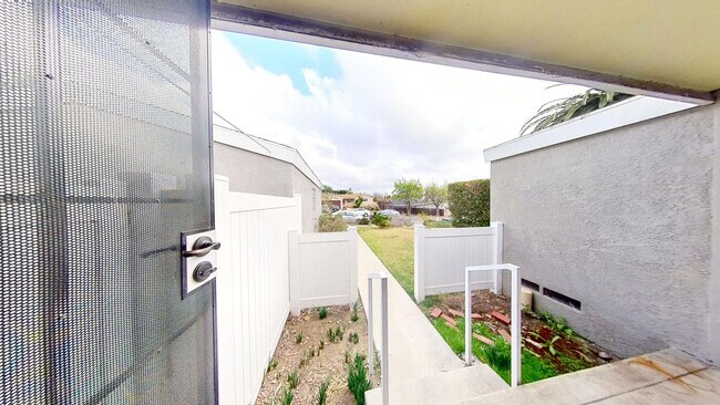 Building Photo - WALK TO SDSU! 5 bed 2 bath House w/ A/C
