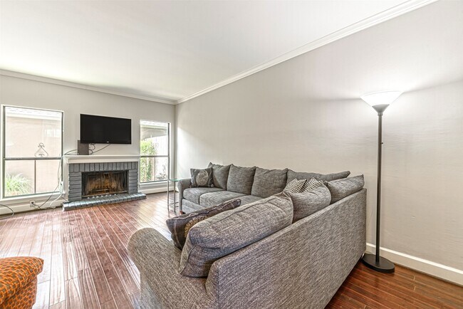 Foto del edificio - 701 Bering Dr