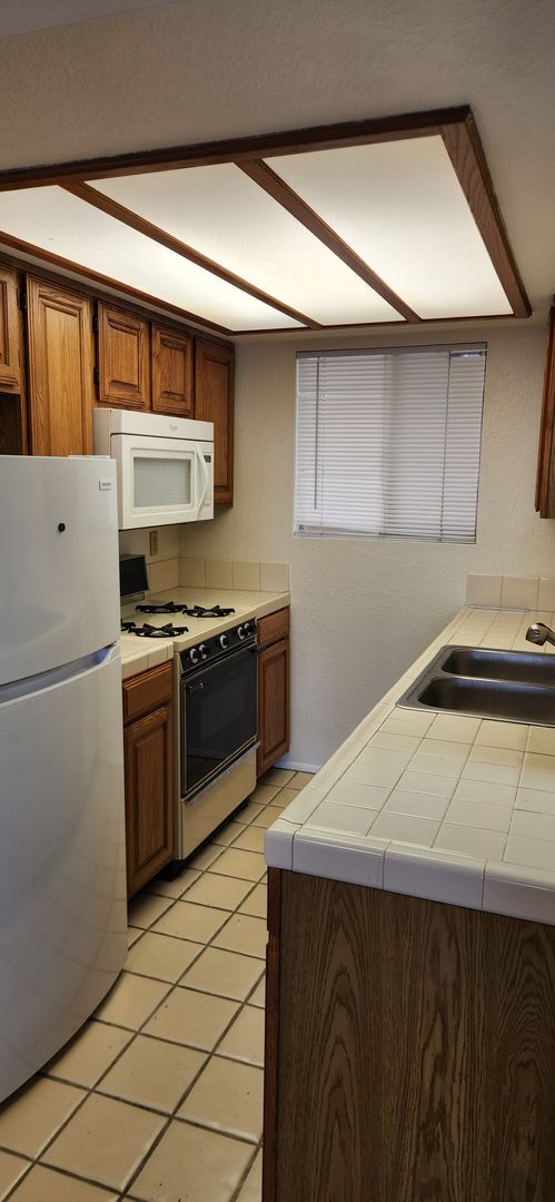 Foto del edificio - 2 bedroom, 2 bathroom condo in University Heights