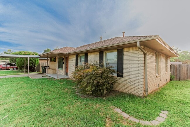 Building Photo - 3 Bed 1.5 Bath in Del City! Half off on th...