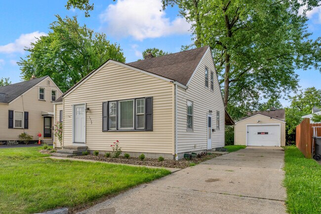 Building Photo - 1539 Weston Ave