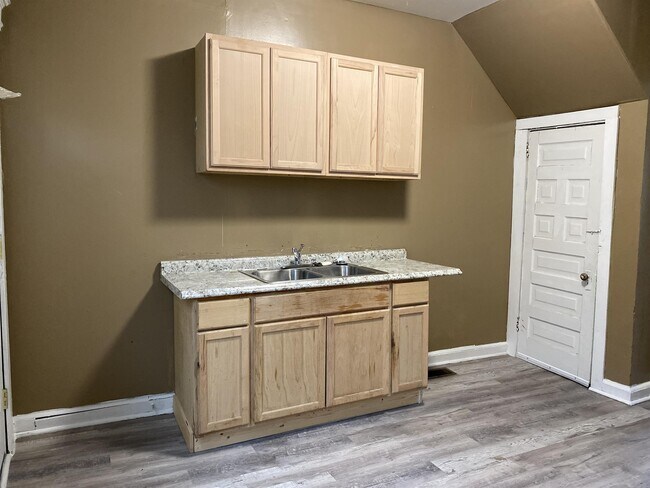 Building Photo - 585 Harper Ave