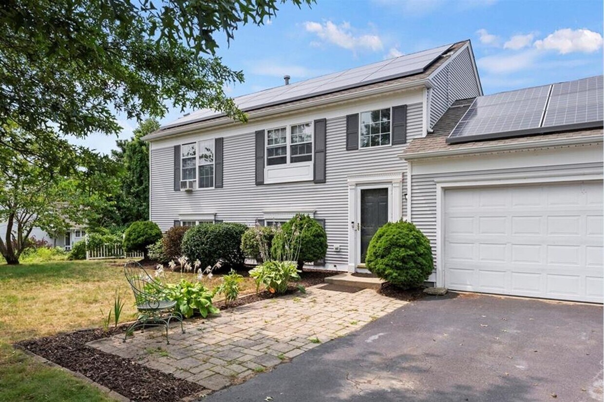 Primary Photo - Lovely 3 Br / 2 Ba Home in Plymouth