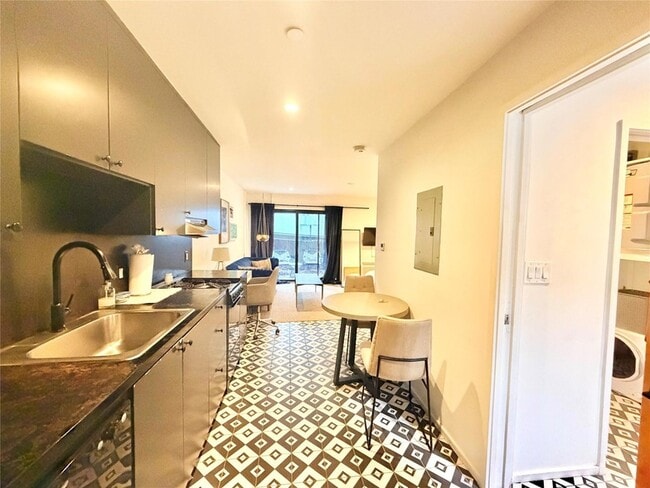 Foto del edificio - 201 Academy Dr