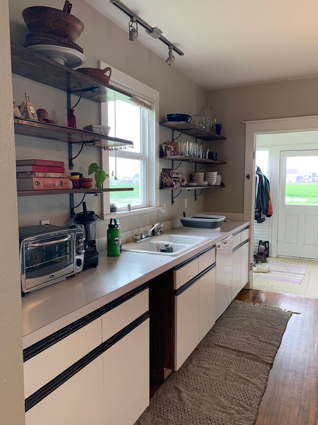 Building Photo - Ranch Style Farm House!