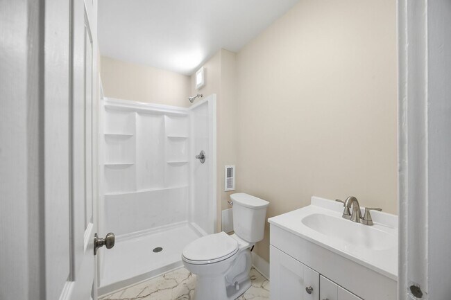 Foto del edificio - Charming Updated 2BR Home with New Flooring & Rear Porch