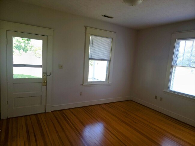 Foto del edificio - Charming 2-Bedroom Cottage for Rent in Han...
