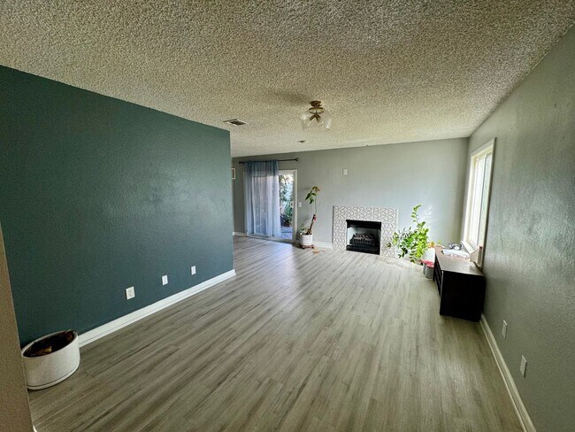 Building Photo - Beautifully Remodeled Home with Private Patio in Ontario