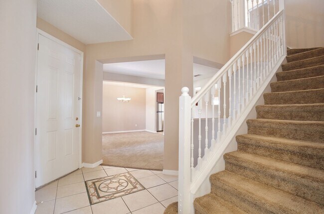 Foto del edificio - Spacious 5/4 Two Story Home with a Lake Vi...