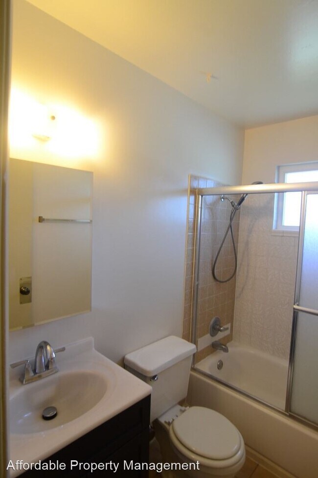 Building Photo - 2 br, 1 bath House - 2135 Swan Court #4