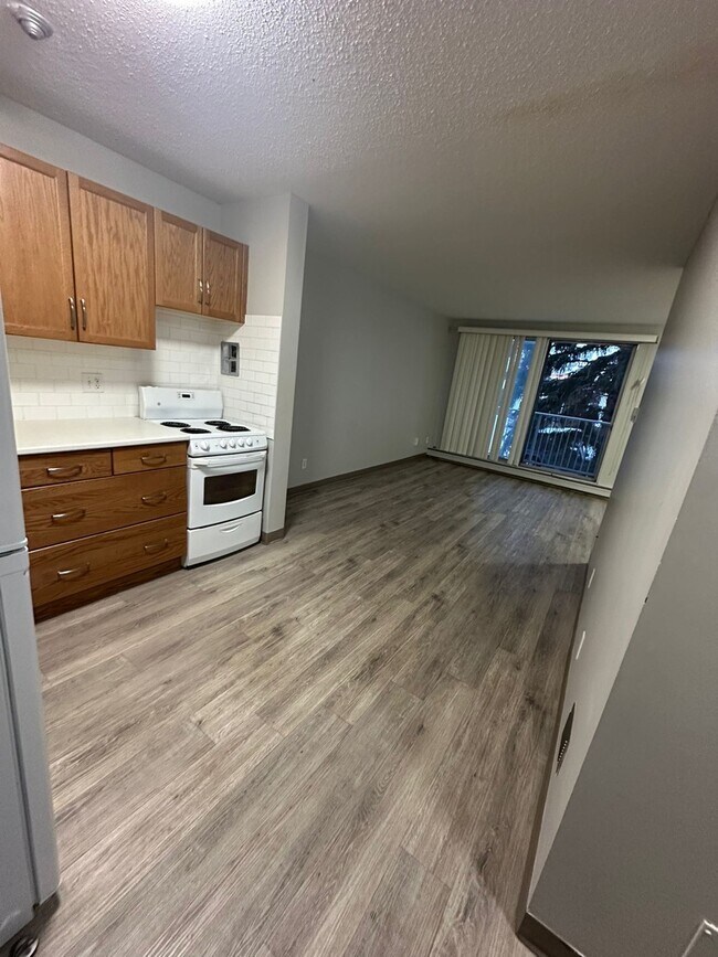 Building Photo - 13516-102 102 St NW