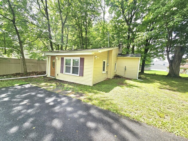 Building Photo - 5 Maple Ct