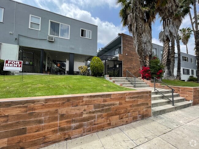 Building Photo - 1171 N Kenmore