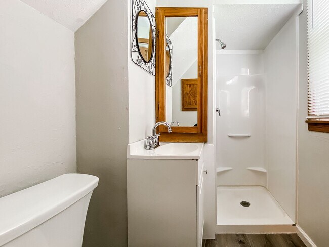 Foto del edificio - Large 4 Bed 2 Bath Home