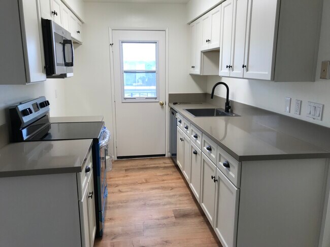 Brand new kitchen, dishwasher, pull out trash. - 5931 Birch St
